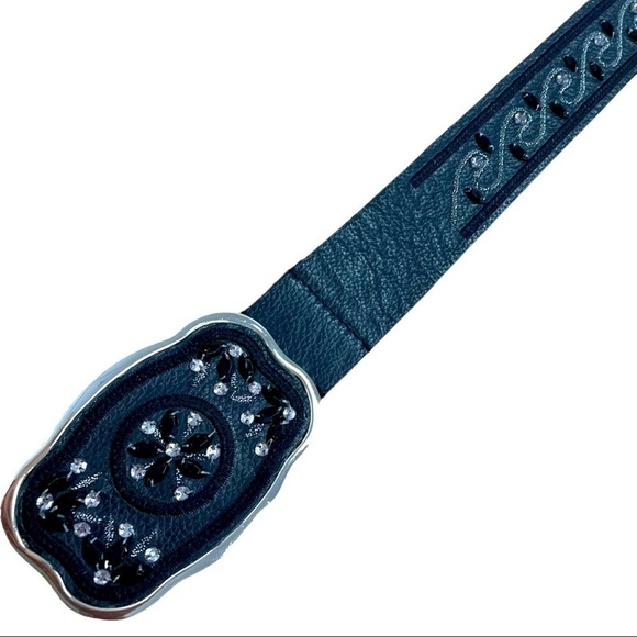 GENUINE leather belt, ladies size medium, holes go from 32 to 37 inches,vintage - Picture 1 of 4